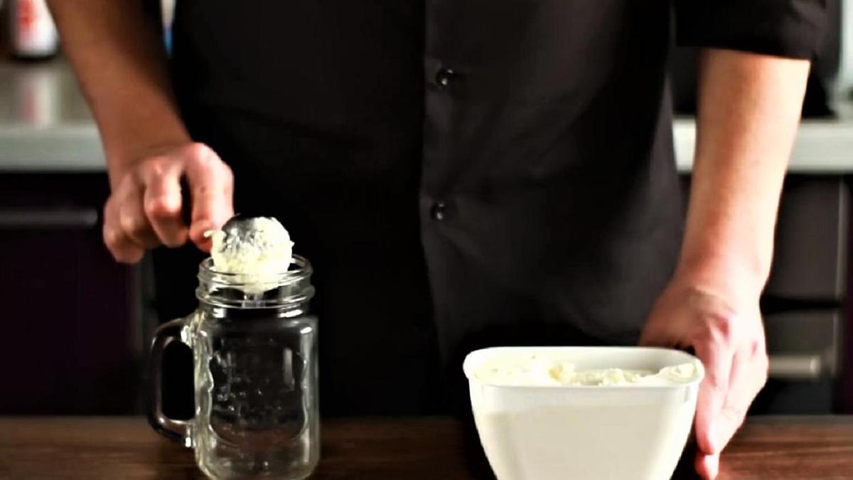 Мороженое кладется в кружку