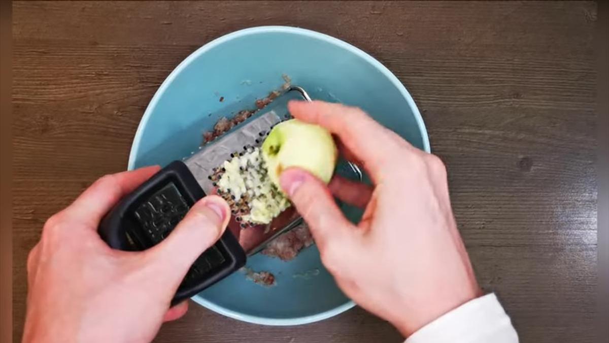 Измельчение яблока