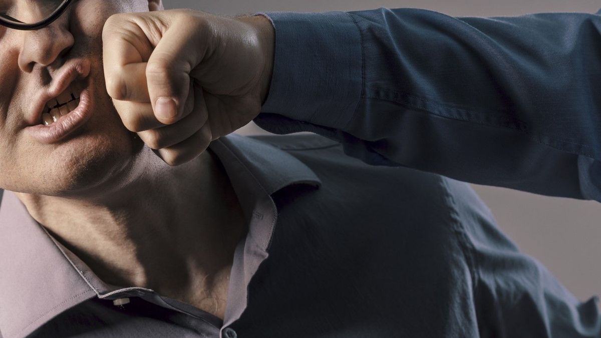 Удар по лицу