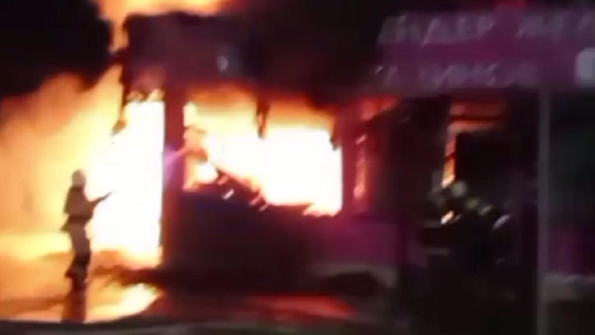 Пожарные тушат пожар Пожарные тушат пожар