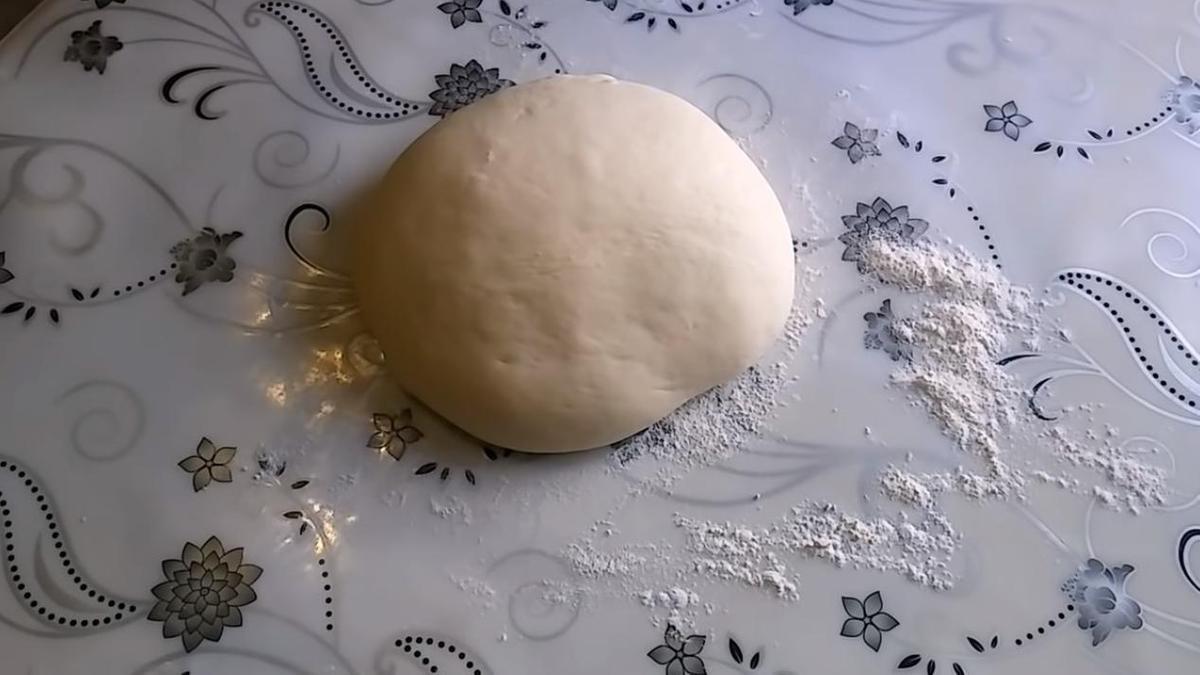 Замешанное тесто на столе