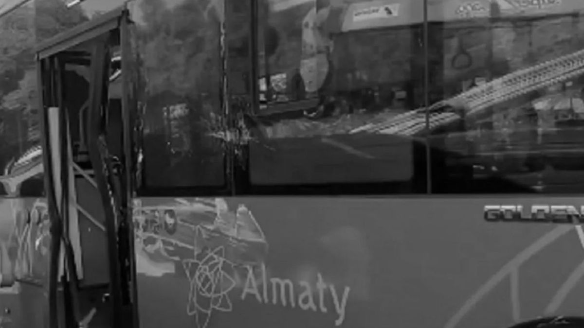 Жол апатына ұшыраған автобус