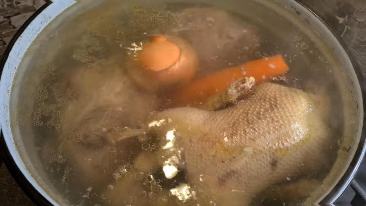Мясо варится с овощами