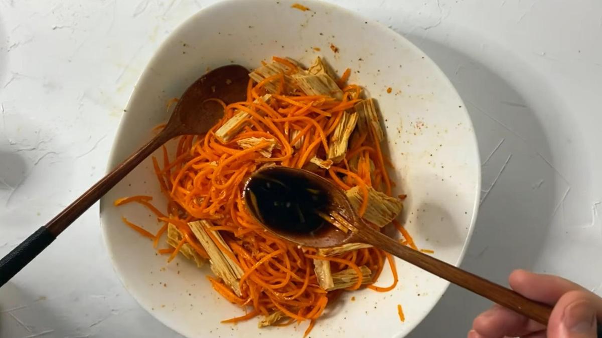 В салат из соевой спаржи добавляют соевый соус