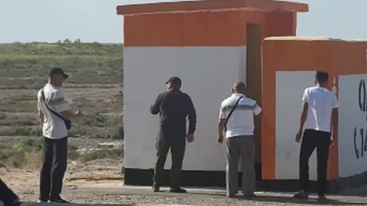 Водители около дорожных туалетов