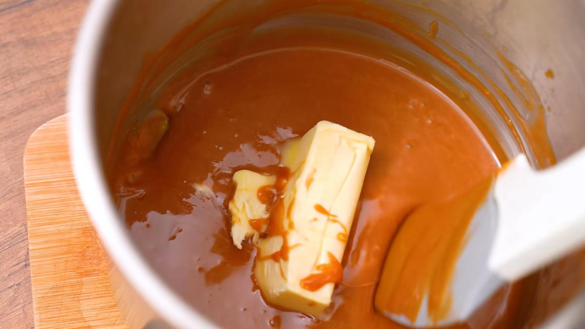 В сотейник с карамелью добавляют мягкое сливочное масло