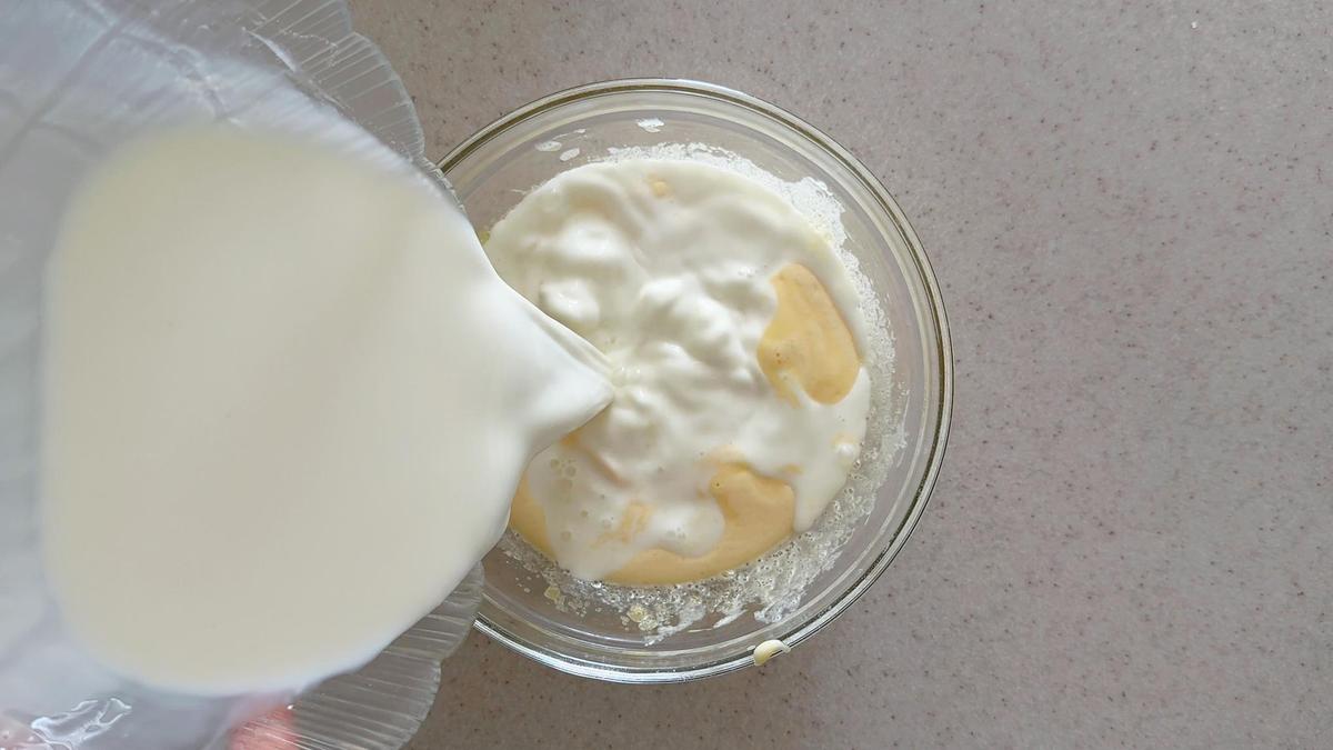 В миску со взбитыми яйцами молоко