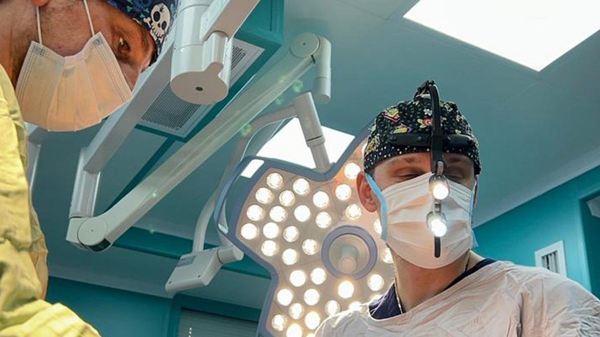 Хирург на операции