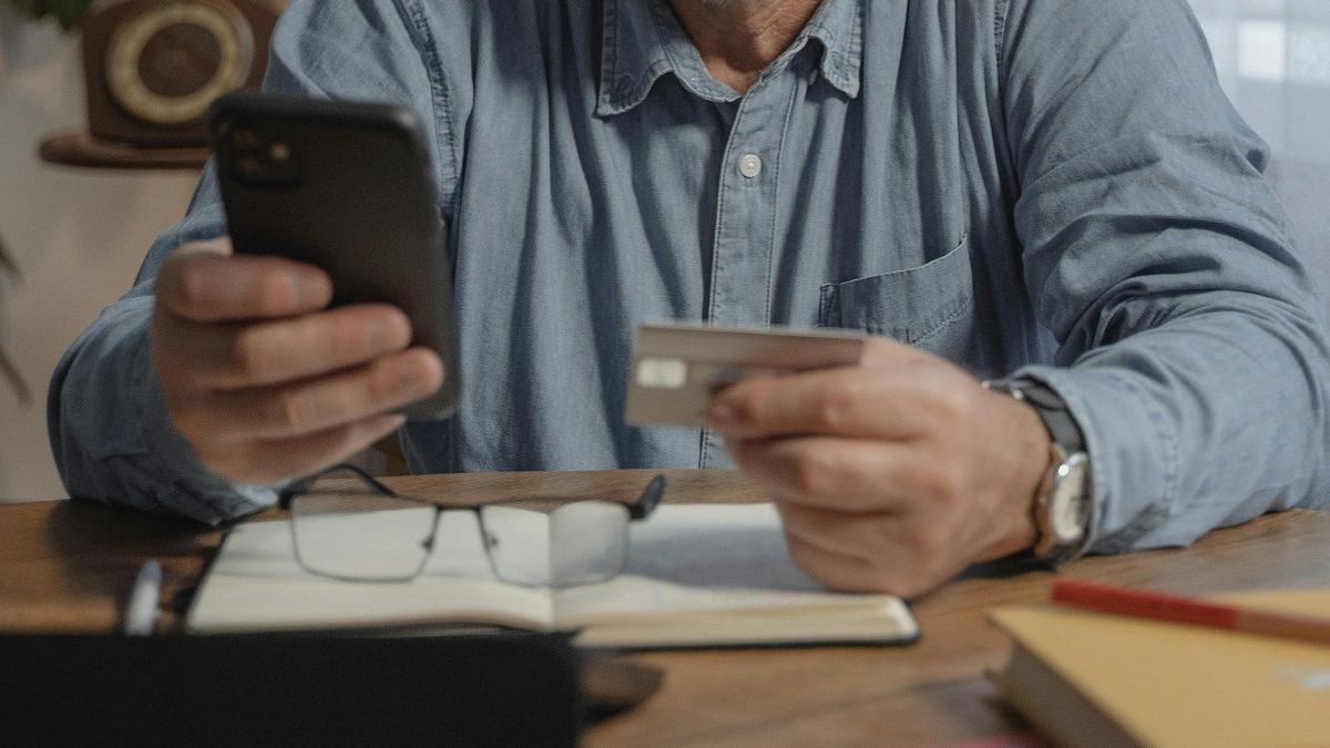 Мужчина с телефоном