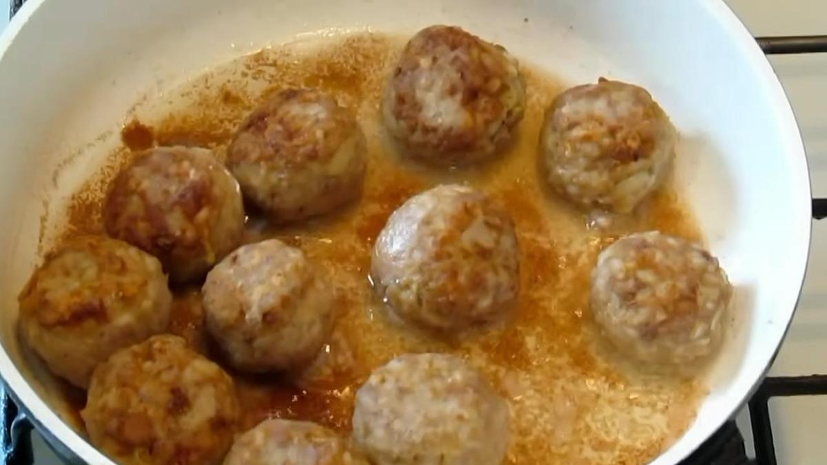 На сковороде жарятся тефтели