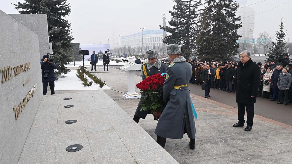 Токаев возложил цветы к открывшемуся мемориалу,