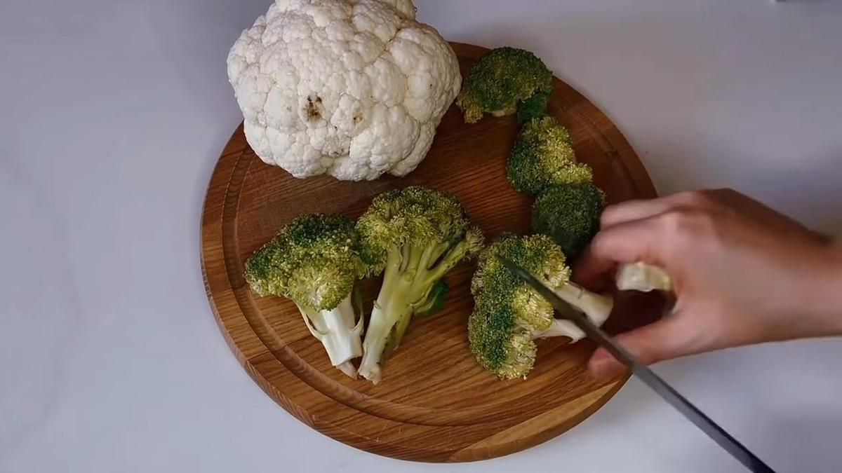 На разделочной доске брокколи разрезают на соцветия