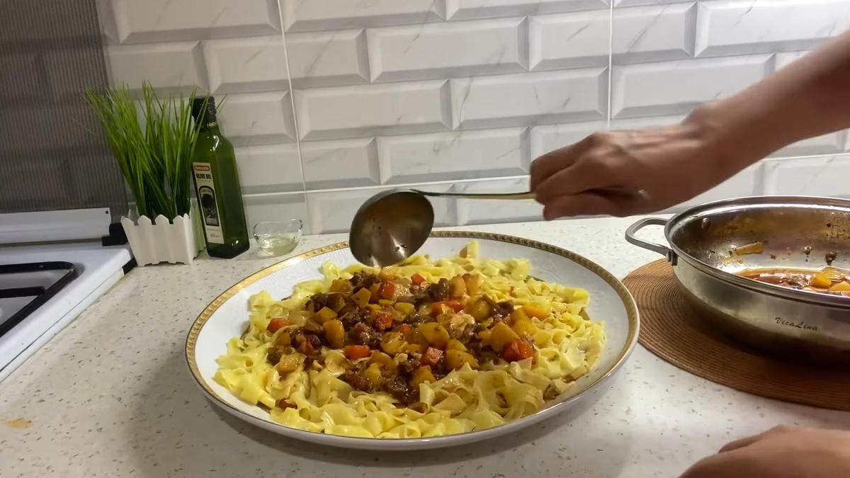 На тарелке сервируют казахскую салму