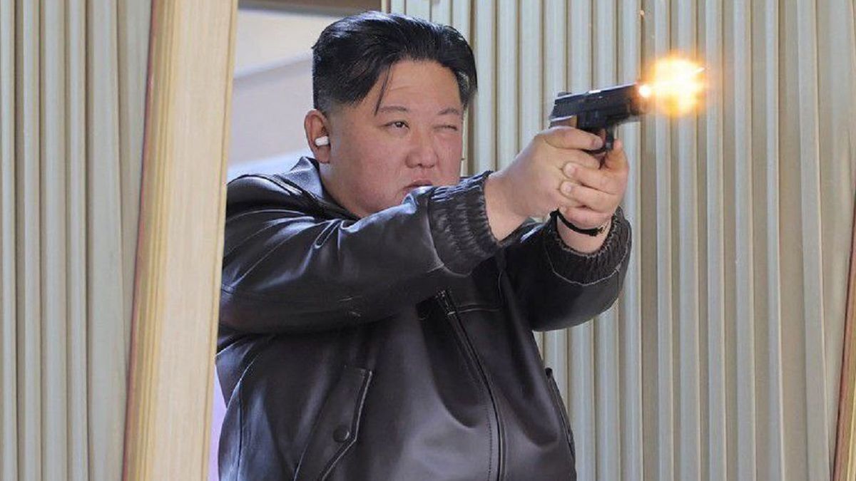 Фото стреляющего из пистолета Ким Чен Ына появились в Сети: рядом находилась его дочь
