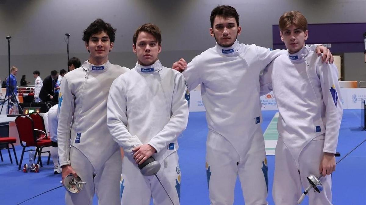 Шпагамен семсерлесуден Қазақстан жасөспірімдер құрамасы