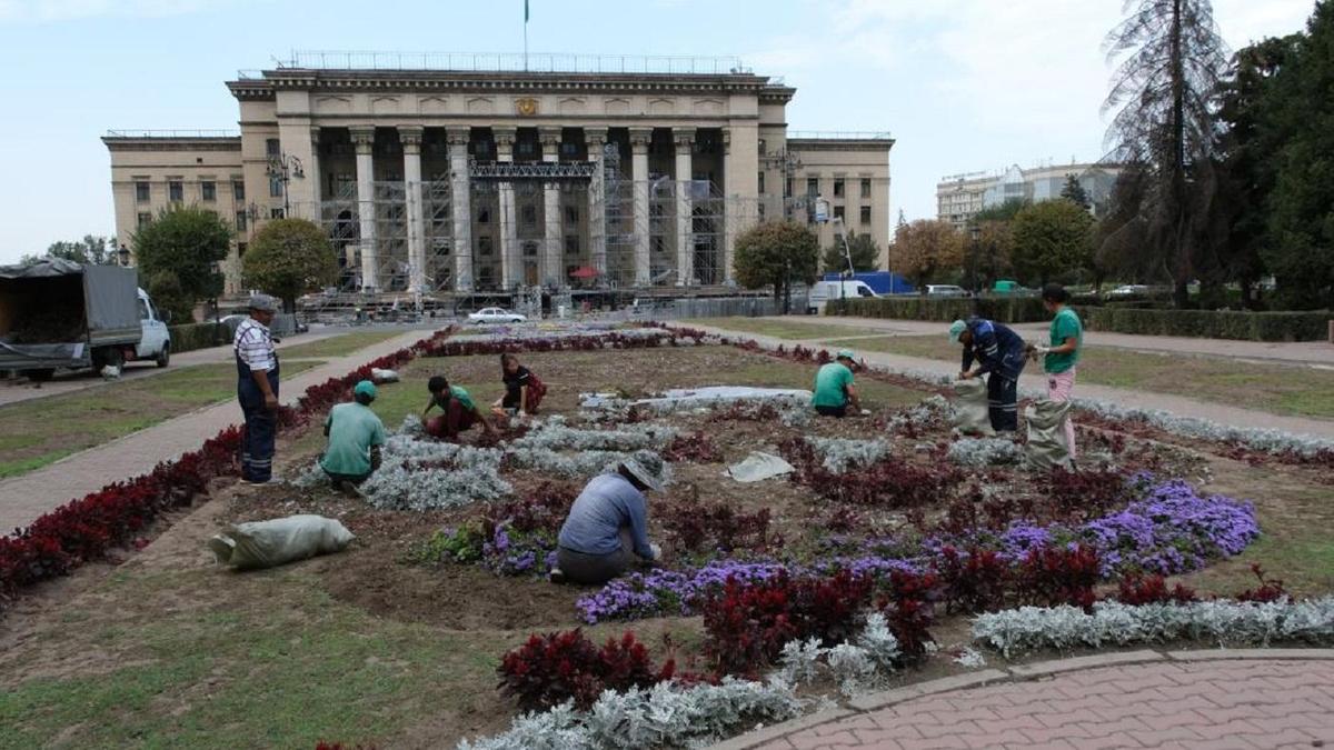 Мамандар "Астана" алаңында жойылған гүлдерді қайта отырғызуда