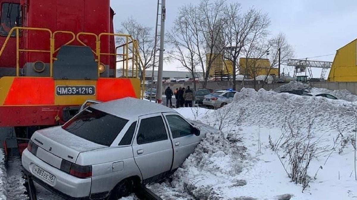 Тепловоз врезался в автомобиль