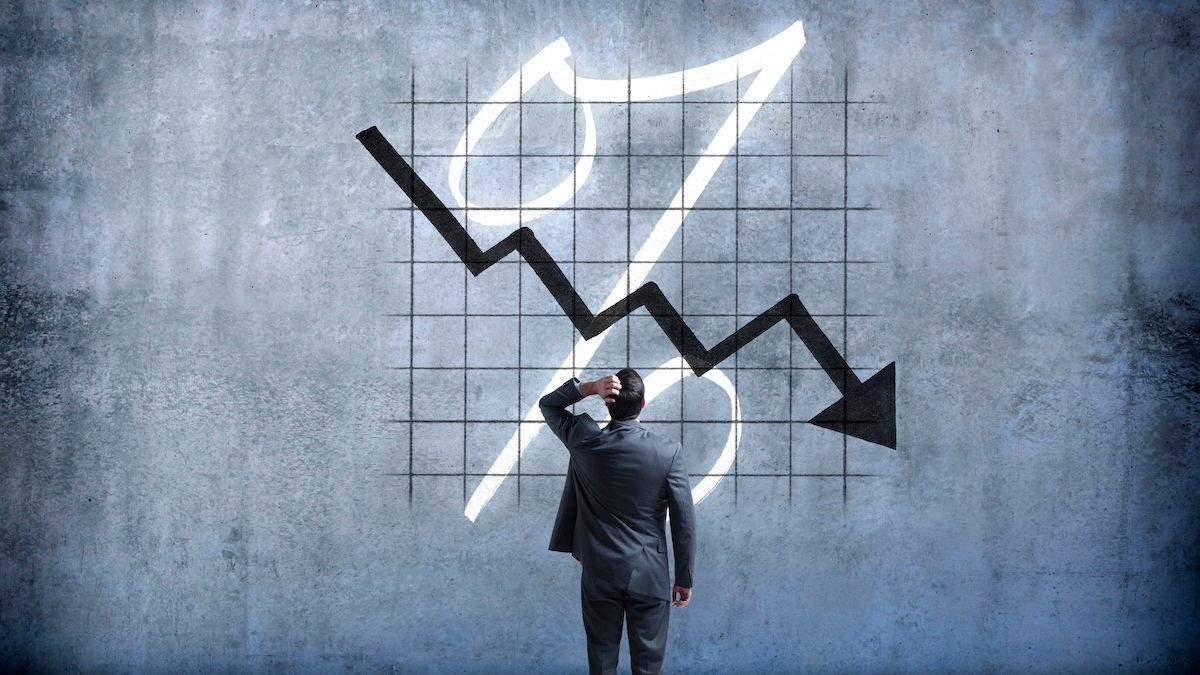Мужчина стоит напротив стены с рисунками