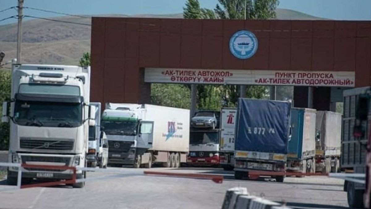 Порядка 150 фур застряли на границе Казахстана и Кыргызстана