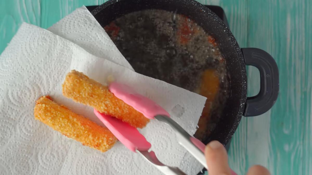 Сырные палочки на бумажном полотенце