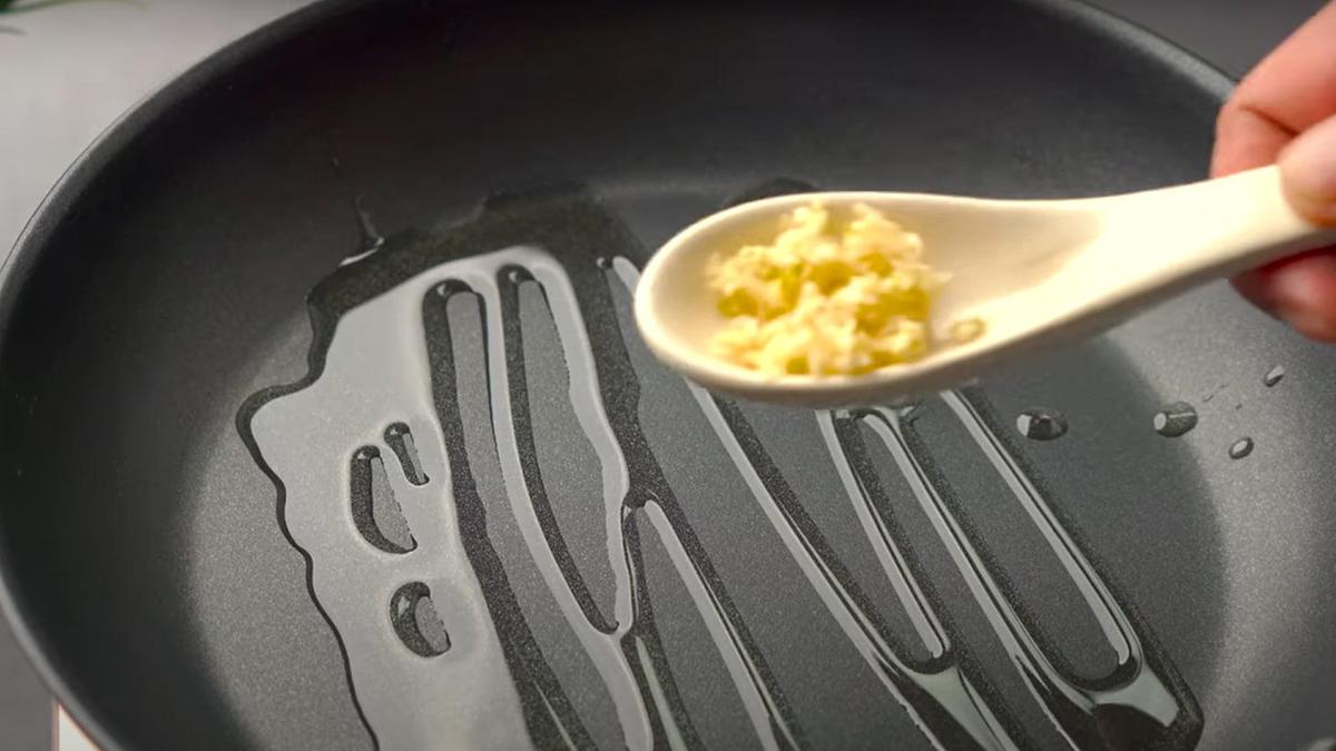 На сковороду выкладывают чеснок