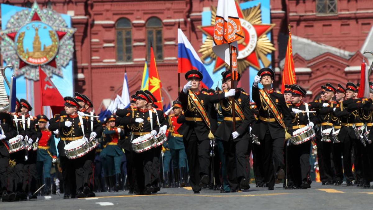 Военнослужащие выступают на Параде Победы