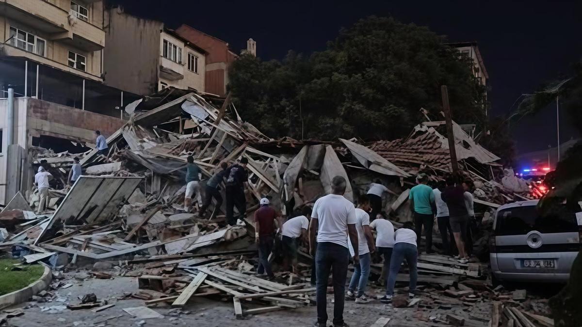 Түркияда қазанда болған жер сілкінісінен опырылған ғимарат