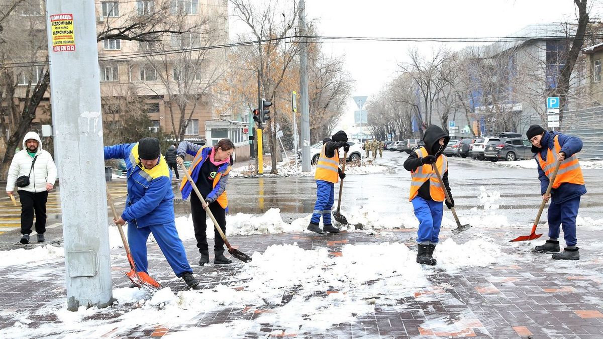 Уборка снега в Алматы