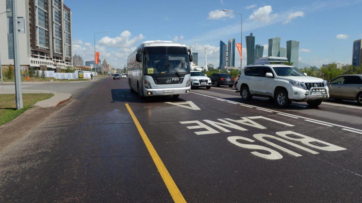 Автобус едет по выделенной полосе в Нур-Султане