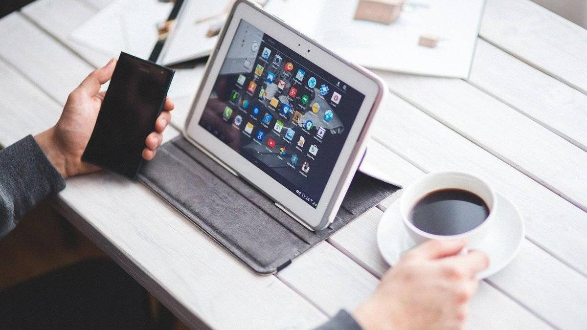 Мужчина работает за компьютером Мужчина работает за компьютером