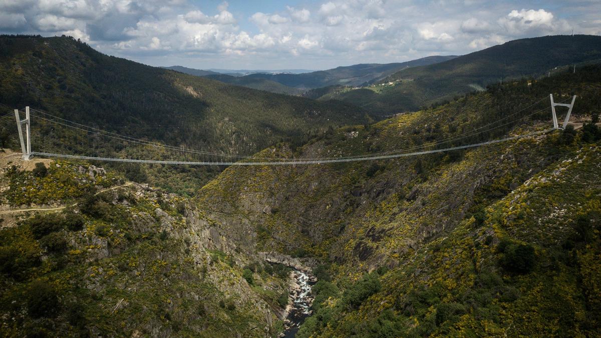 Самый длинный подвесной пешеходный мост в мире открылся в Португалии