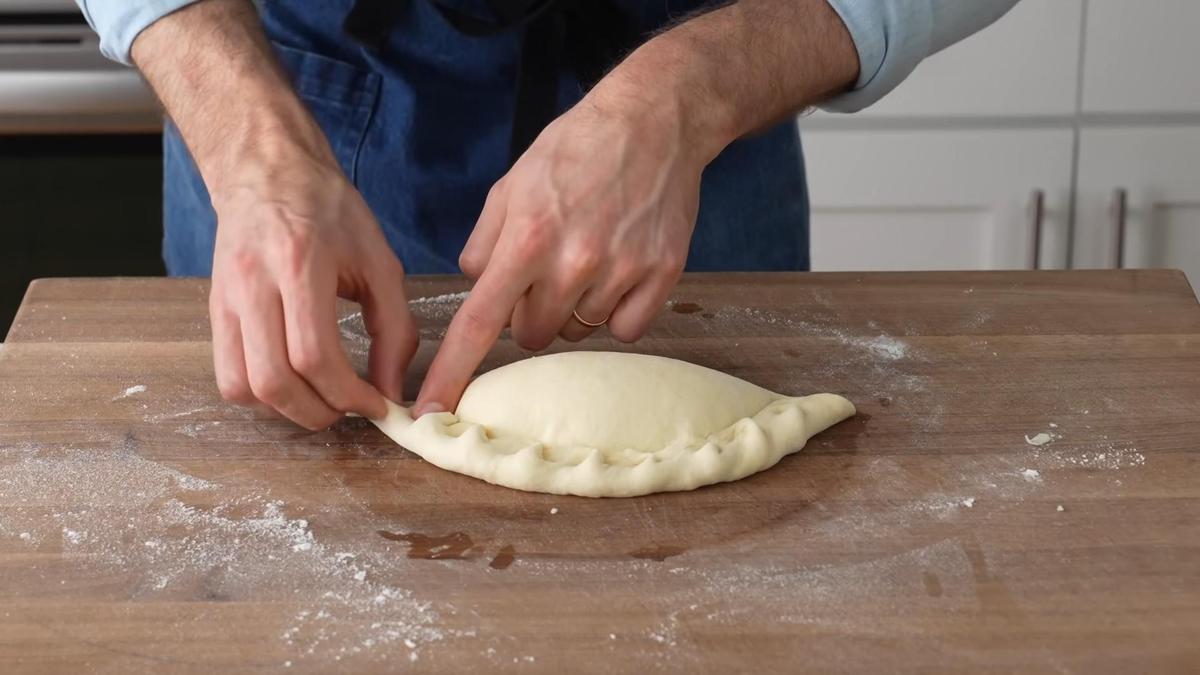 По краю теста формируют складки