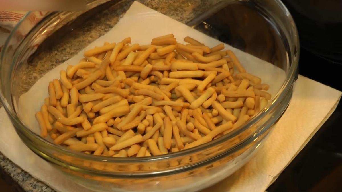 Обжаренная соломка из теста для чак-чака