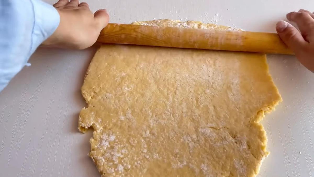 Тесто раскатывают скалкой