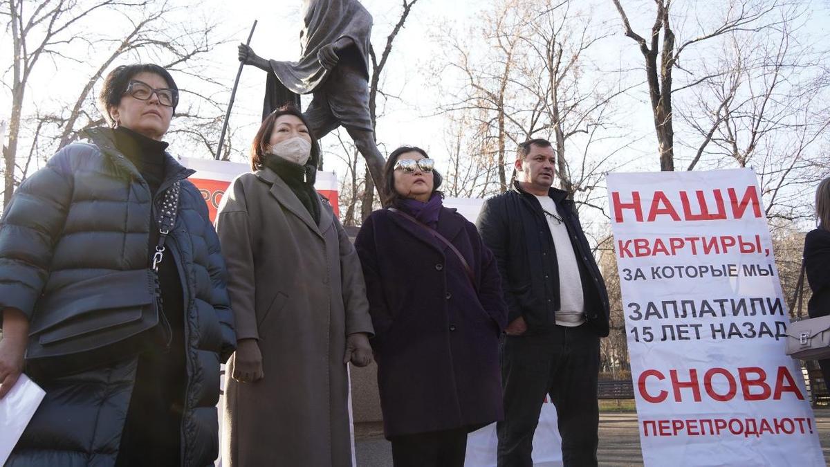 Люди пришли на митинг