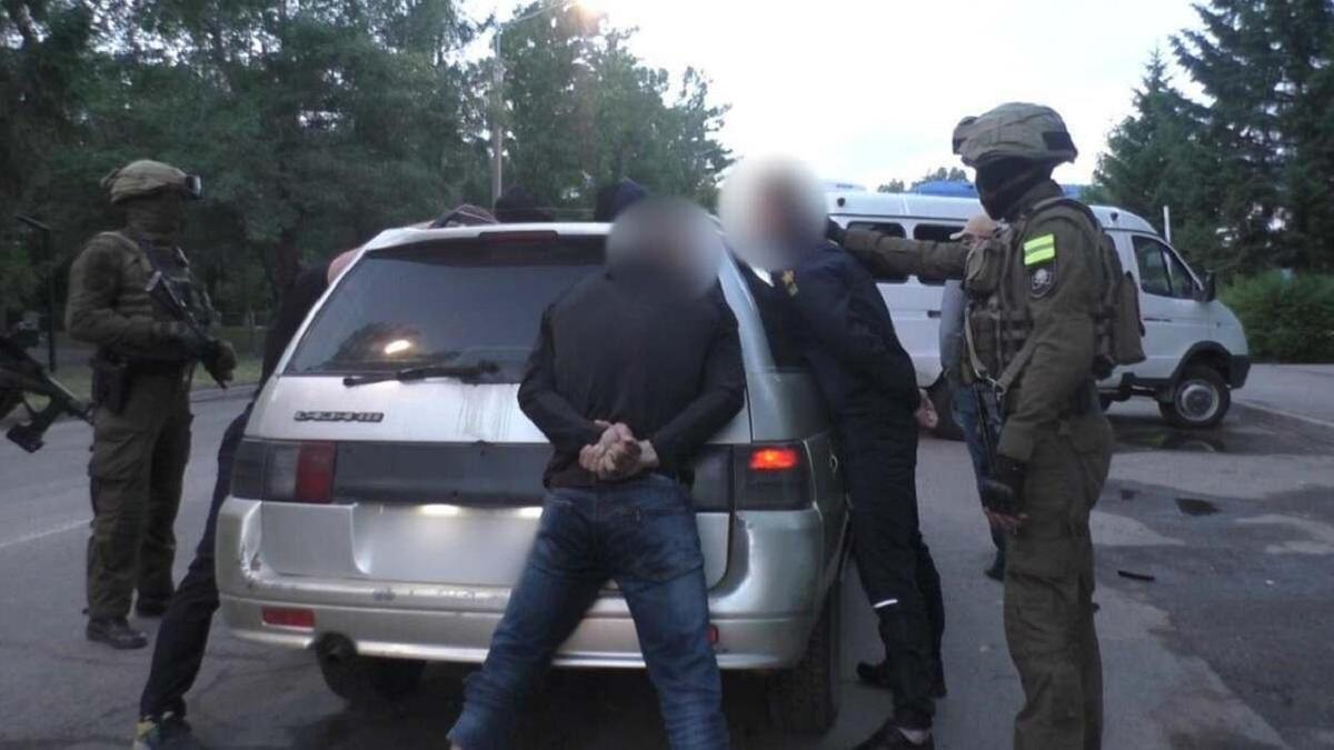 Задержанные мужчины возле машины Задержанные мужчины возле машины