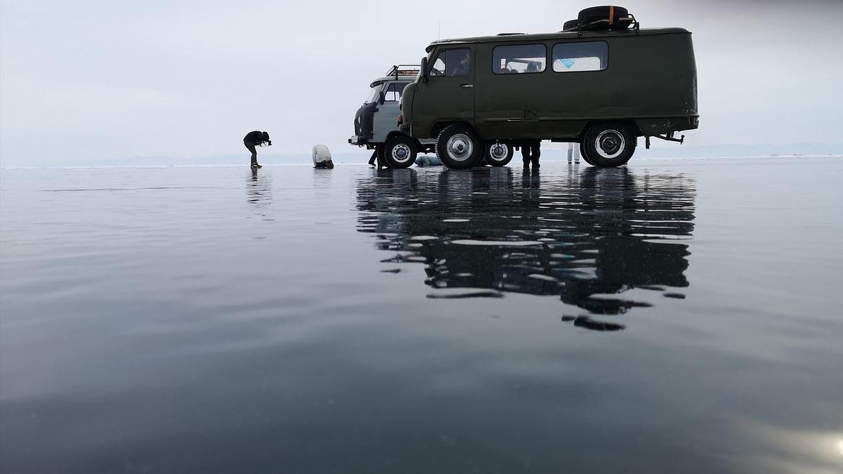 Машины на замерзшем водоеме