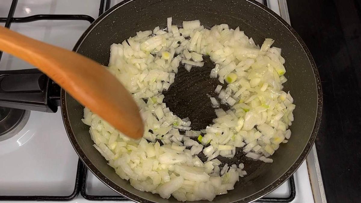 На сковороде перемешивают лопаткой лук