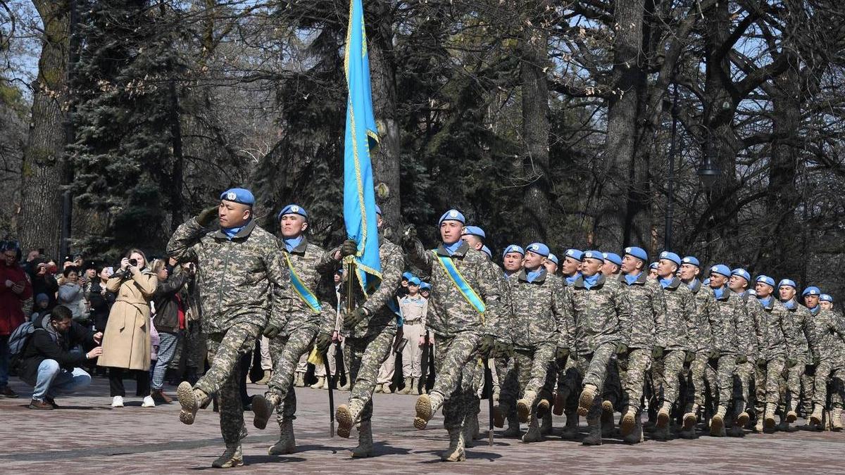 Әскерилер саппен кетіп бара жатыр