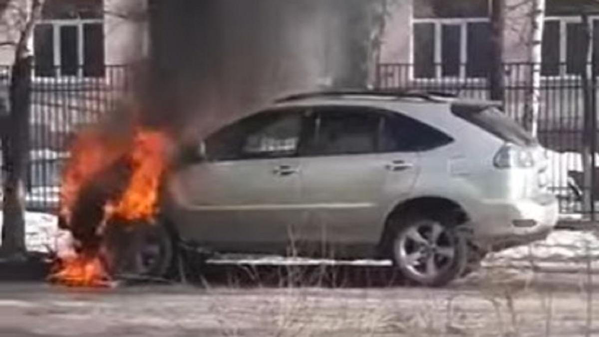 Горящий автомобиль в Усть-Каменогорске