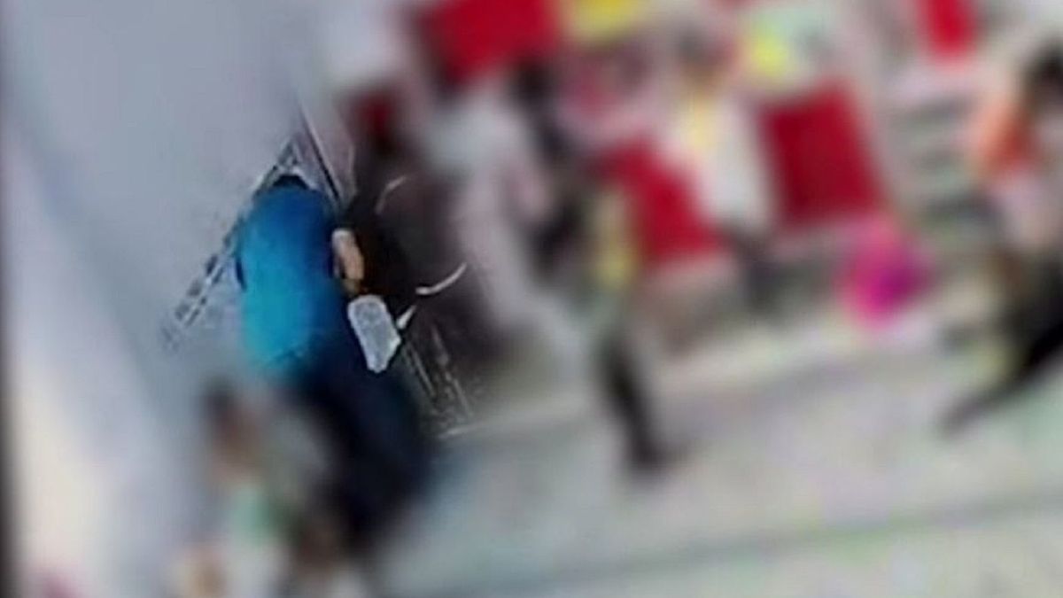 Сотрудник детского сада с детьми