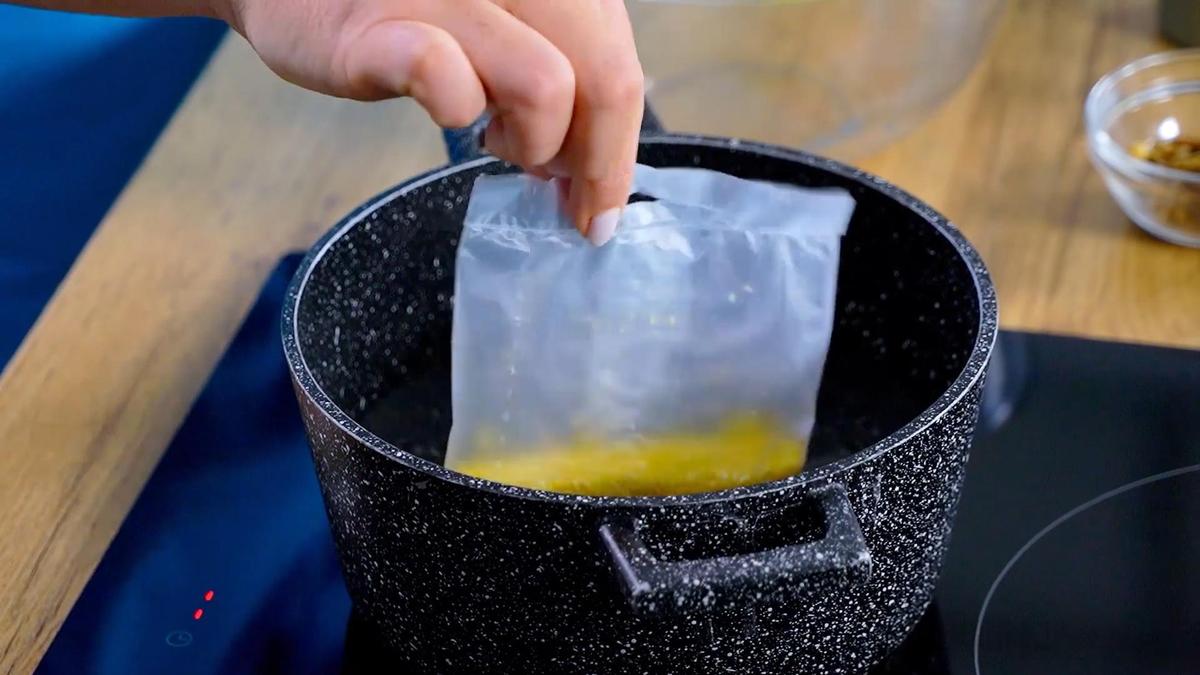 В кастрюлю с водой опускают пакетик с кукурузной крупой