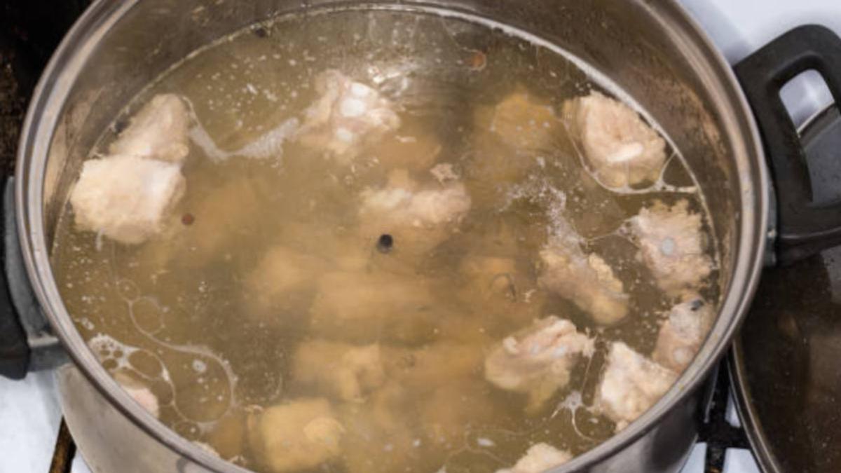 Бульон доводят до кипения