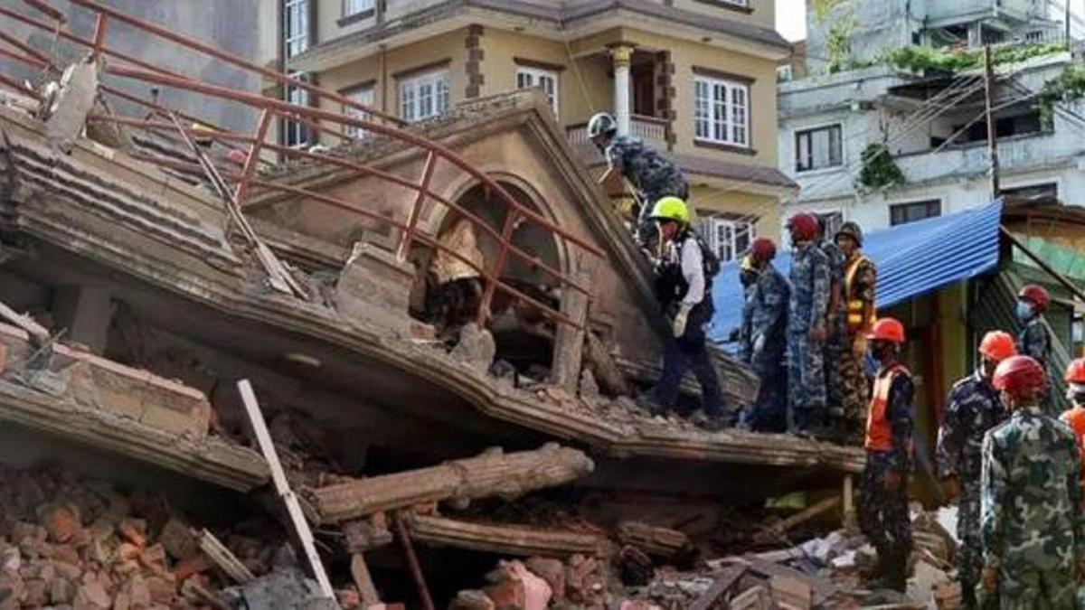 Непалда болған жер сілкінісінен қираған ғимарат Непалда болған жер сілкінісінен қираған ғимарат