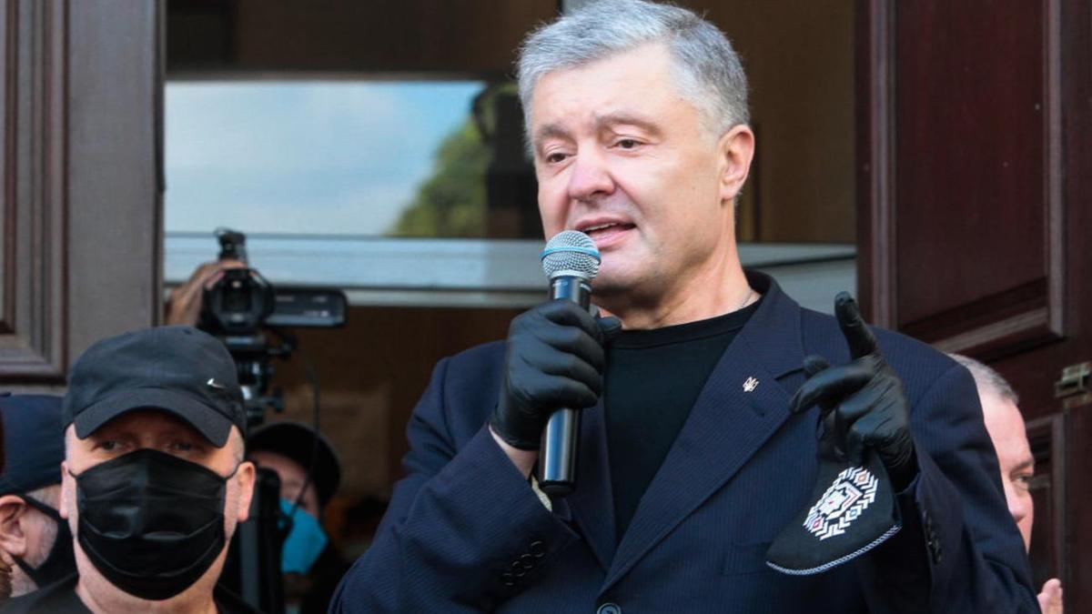 Петр Порошенко говорит в микрофон