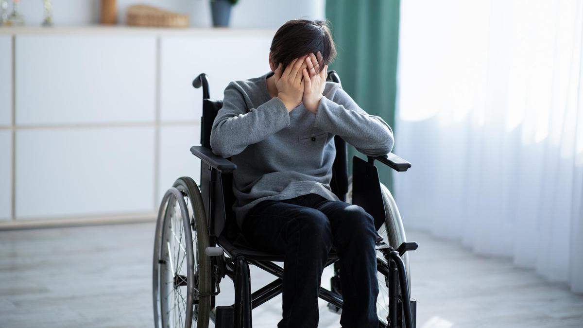 Подросток на инвалидной коляске