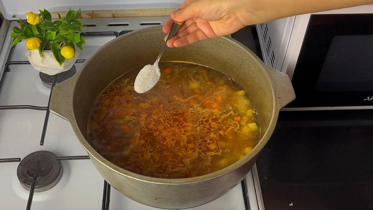 В казан с бульоном, мясом и овощами добавляют соль