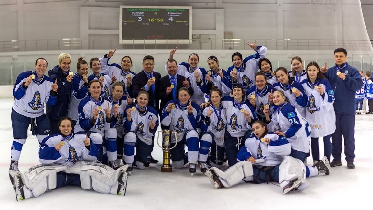 Хоккеистки "Томирис" после победы в чемпионате Казахстана