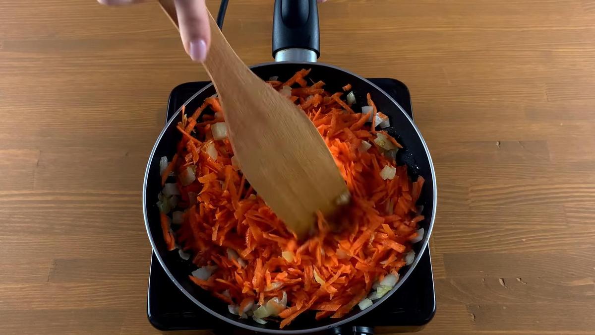 В сковороде лук и морковь