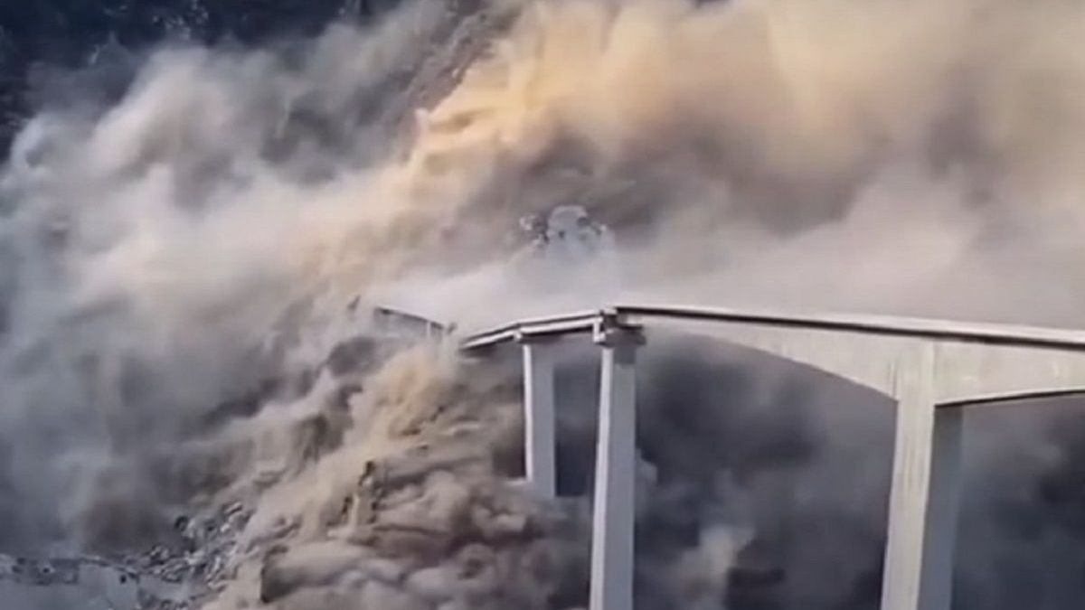 Момент обрушения моста